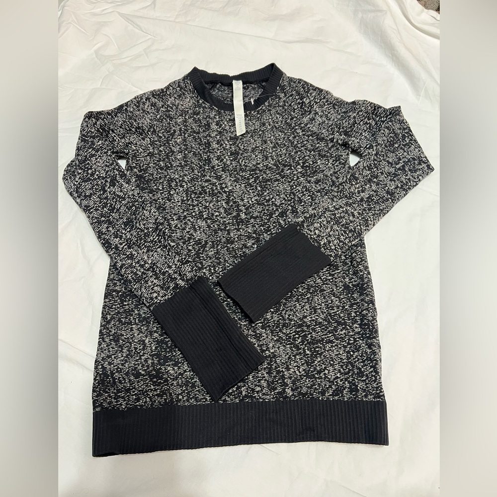Lululemon Black and White Patterned Top size 4